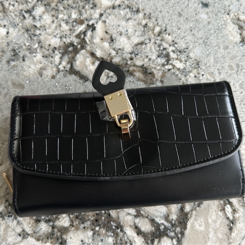 NWT Boutique Crocodile embossed vegan leather zippy wallet - Picture 2 of 12